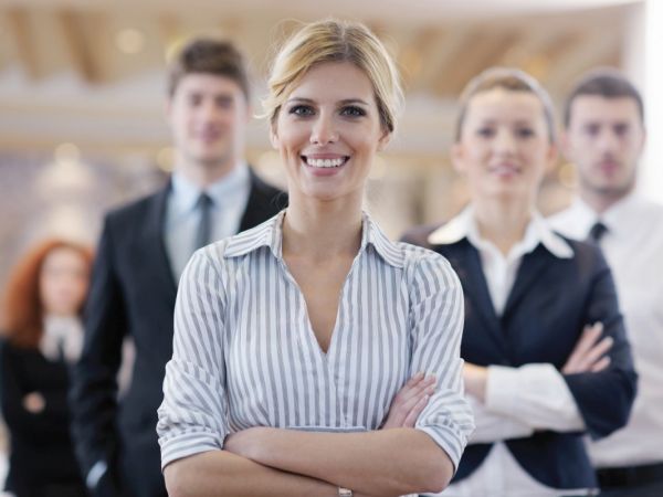 Businessfrau im Vordergrund mit einem Team - 3 Frauen 2 Männer