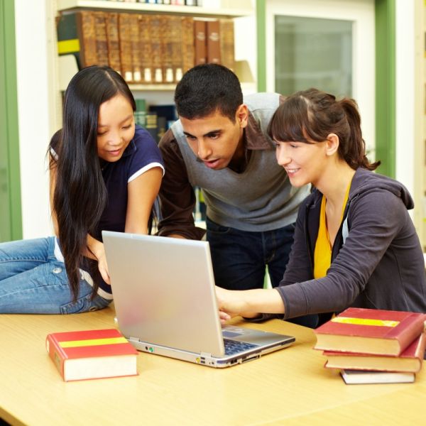 Drei Schüler die in der Uni lernen