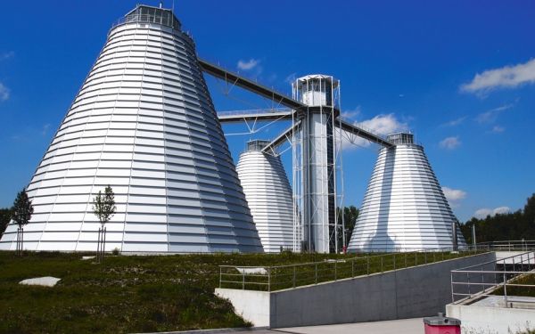 Faulturmanlage mit 3 Faultürmen, die die Form eines stumpfen Kegels haben. Auf deren Dach befindet sich jeweils ein sechseckiger Pavillion, rundherum verglast.