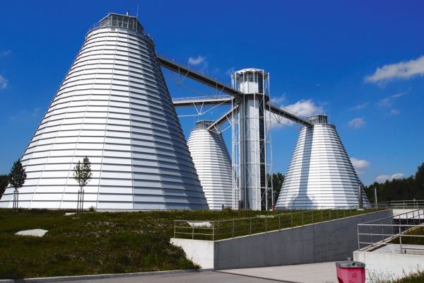 Faulturmanlage mit 3 Faultürmen, die die Form eines stumpfen Kegels haben. Auf deren Dach befindet sich jeweils ein sechseckiger Pavillion, rundherum verglast.