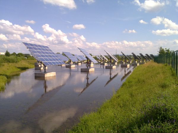 Photovoltaikanlage im Regenrückhaltebecken bei Sonnenschein