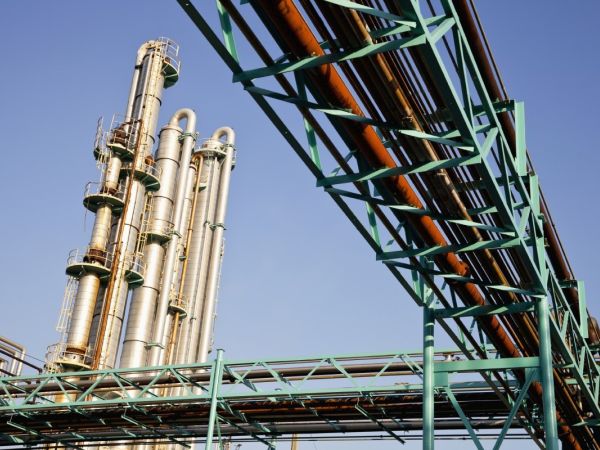 Industrieanlage zur Destillation von chemischen Stoffen , verschiedene Rohrsysteme horizontal verlaufend und senkrecht als Turm.