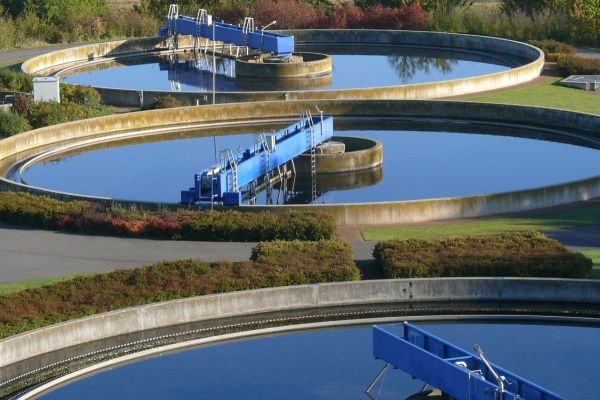 drei Klärbecken der Kläranlage Euskirchen von schräg oben