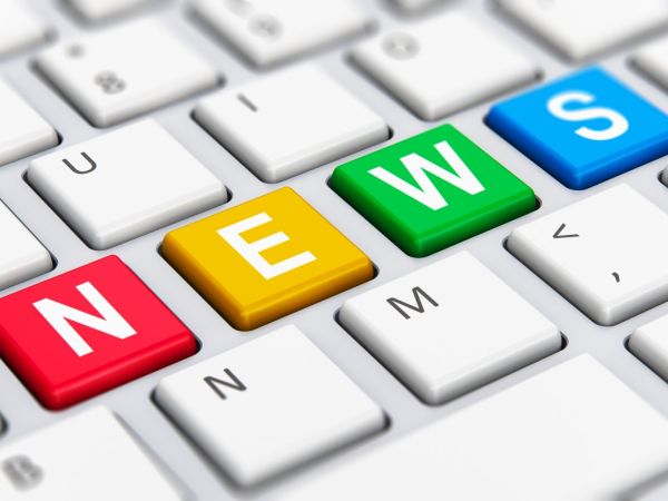 Tastaturausschnitt mit u.a. 4 farbigen Tasten im Zentrum. Diese Tasten sind mit je einem Buchstaben des englischen Wortes NEWS bedruckt.