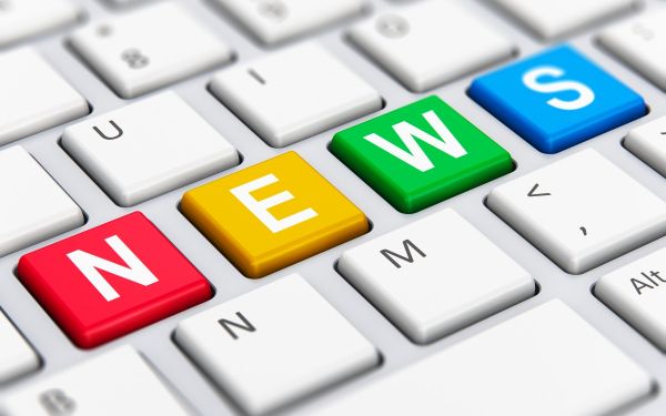 Tastaturausschnitt mit u.a. 4 farbigen Tasten im Zentrum. Diese Tasten sind mit je einem Buchstaben des englischen Wortes NEWS bedruckt.