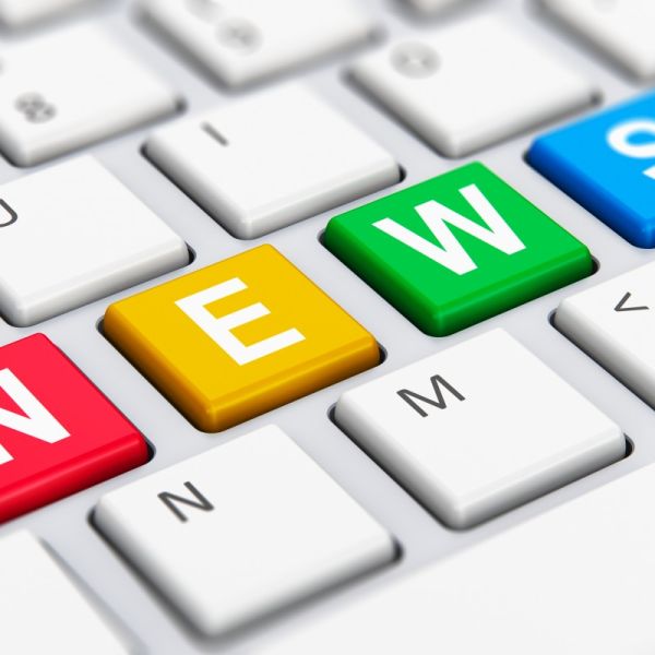 Tastaturausschnitt mit u.a. 4 farbigen Tasten im Zentrum. Diese Tasten sind mit je einem Buchstaben des englischen Wortes NEWS bedruckt.