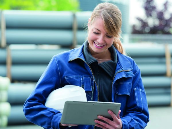 Frau mit Helm und Tablet