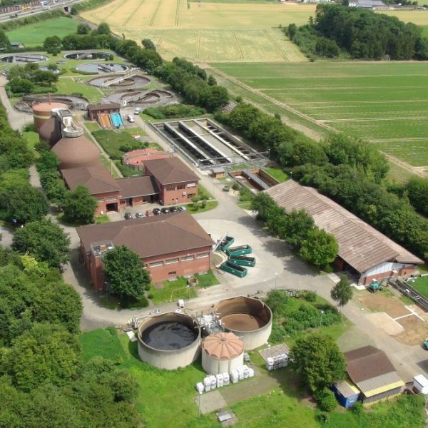 Kläranlage Eschweiler, umgeben von Feldern, Wiesen, Bäumen und an einem Bach gelegen.