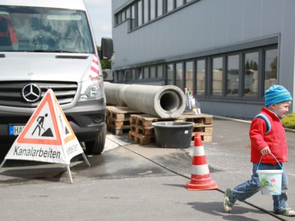 Arbeitsbereich von Kanalarbeiten mit Kind