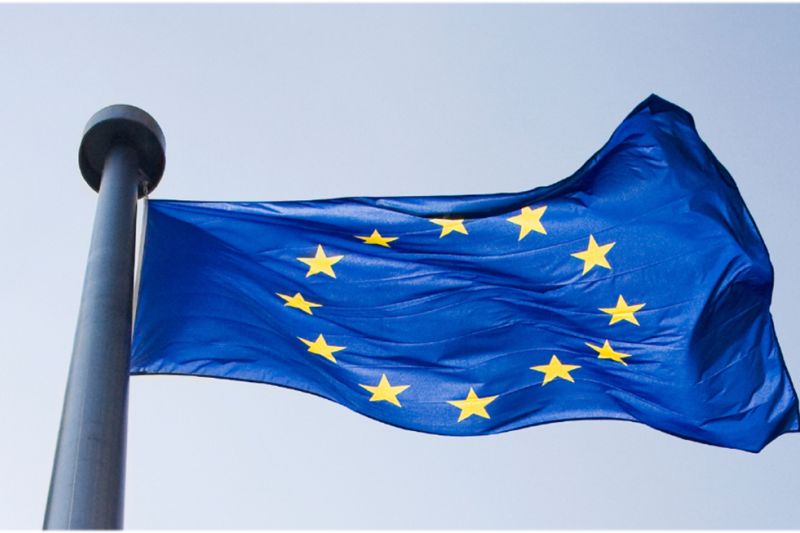 Europafahne gehisst, blau mit 12 gelben Sternen