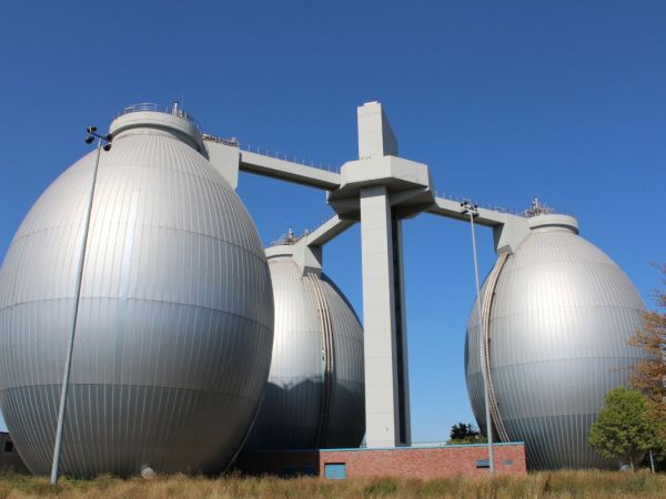 Faultürme mit blauem Himmel