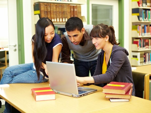 Drei Schüler die in der Uni lernen