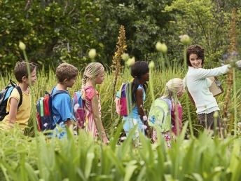 Lehrerin auf einen Ausflug mit Kindergruppe ins Grüne