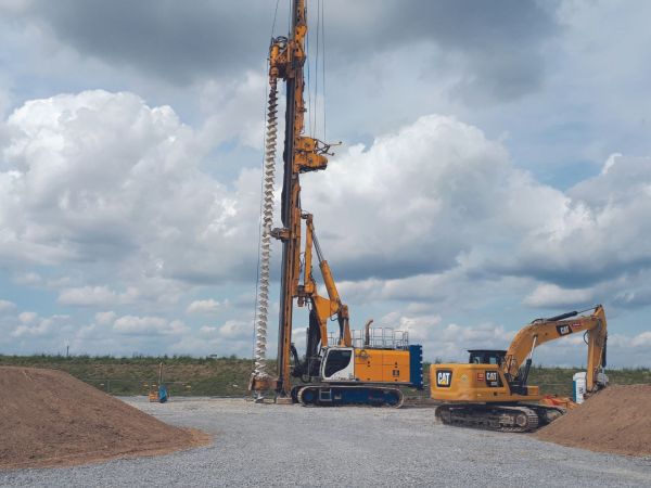 Zwei Bagger bei Arbeiten an einem Deich