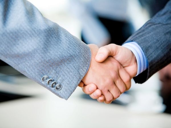 Geschäftsleute schütteln sich die Hände nach Geschäftsabschluß.