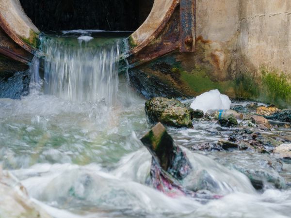 Müll an Abwasserrohr