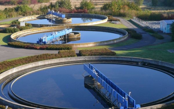 Komplettansicht von drei Klärbecken der Kläranlage Euskirchen von schräg oben fotografiert