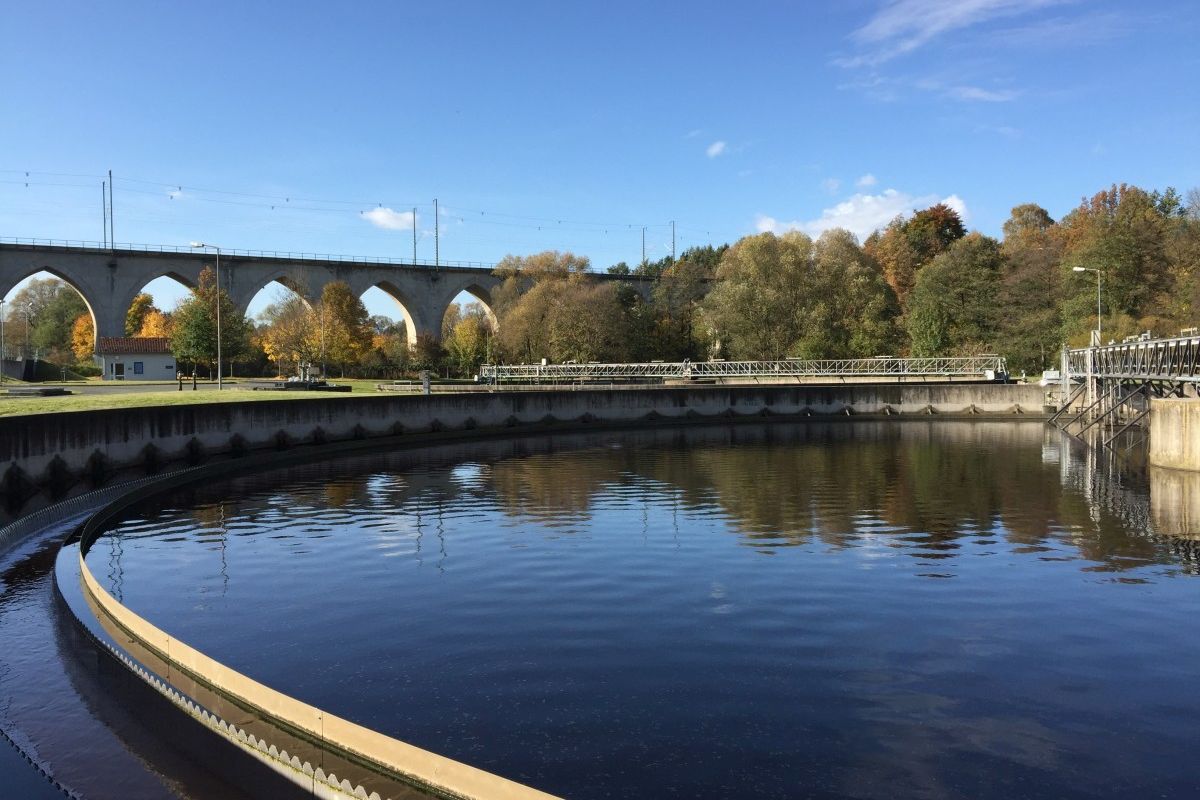 Blick über ein Absetzbecken der Kläranlage Hof in der Herbstsonne