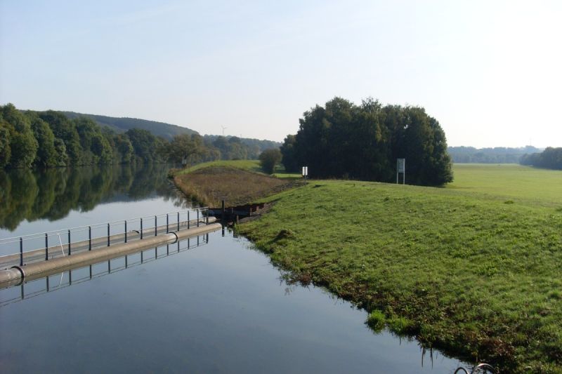 Blick auf die Ruhr, die hier von zwei Rohren geteilt wird