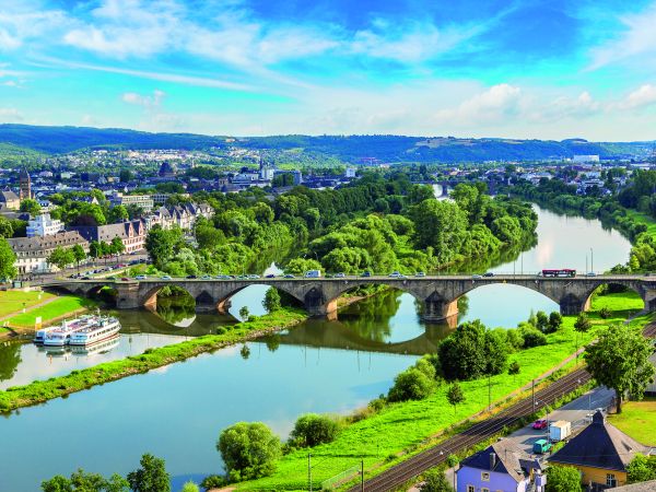 Panoramablick auf Trier, Brücke über Fluss