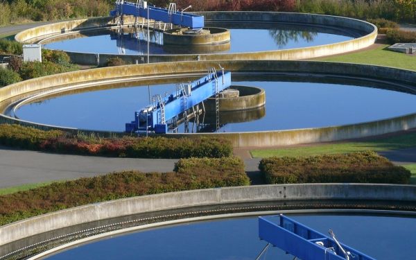 drei Klärbecken der Kläranlage Euskirchen von schräg oben