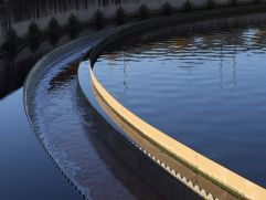 Detailansicht auf ein Becken der Kläranlage Hof