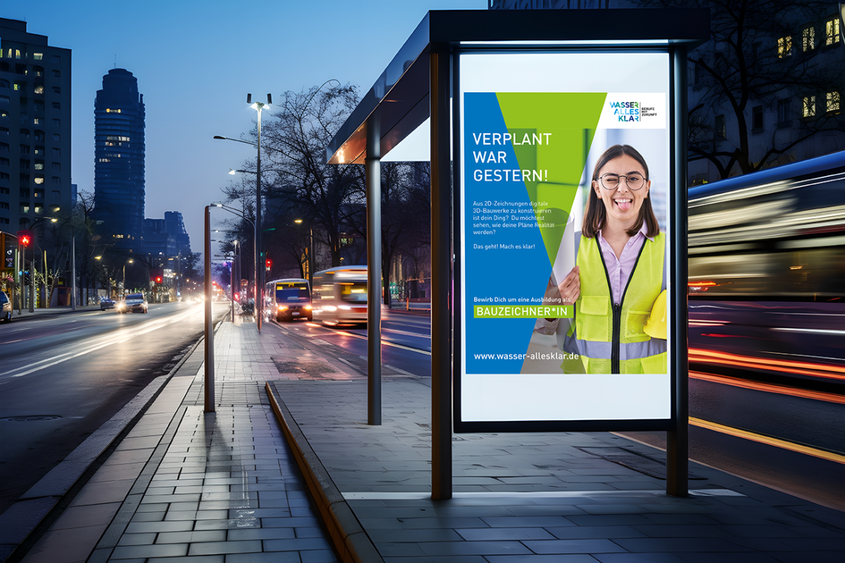 Plakatwand mit wasser-allesklar-Werbung an einer Haltestelle auf einer vielbefahrenen Straße