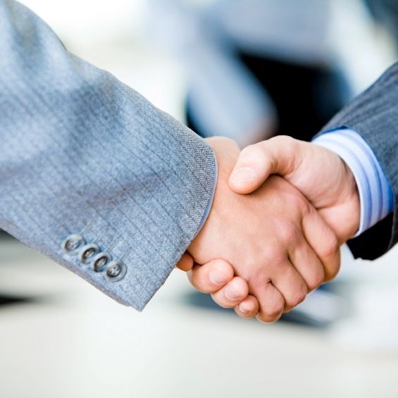 Geschäftsleute schütteln sich die Hände nach Geschäftsabschluß.