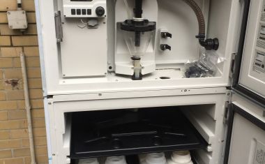 geöffneter Probenahmeschrank