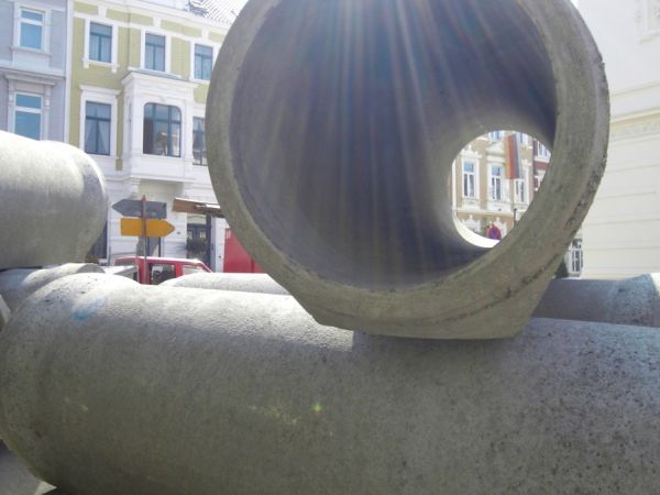 Übereinander gestabelte Betonrohre für Kanalbau in der Bonner Innenstadt 2009.