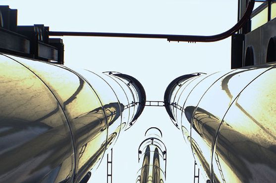 metallisch glänzende Industrieanlage aus der Froschperspektive