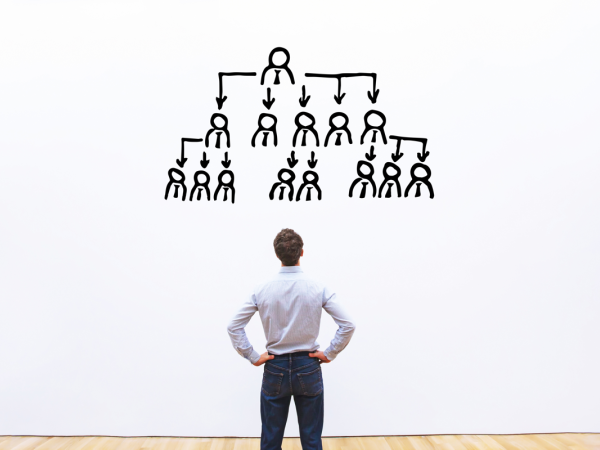 Mann vor Organigramm