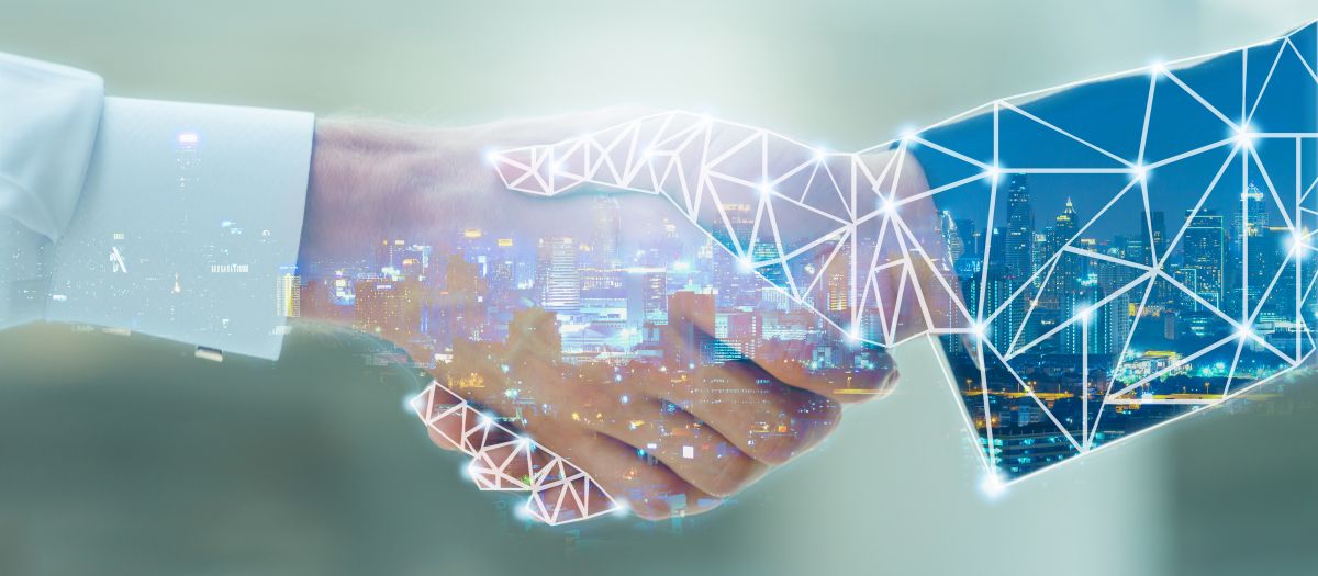 Händeschütteln zwischen digitaler und realer Hand