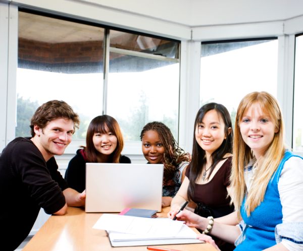 mehrere Menschen arbeiten zusammen an einem Projekt