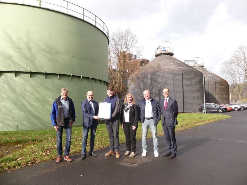 Foto von links nach rechts: Albert Glocker (Abteilungsleiter Klärwerke), Jürgen Fehl (Geschäftsführer Abwasserverband Fulda), Carsten Blech (Geschäftsführer DWA Landesverband Hessen/Rheinland-Pfalz/Saarland), Andrea Hintzmann (Abteilungsleiterin Labor), M
