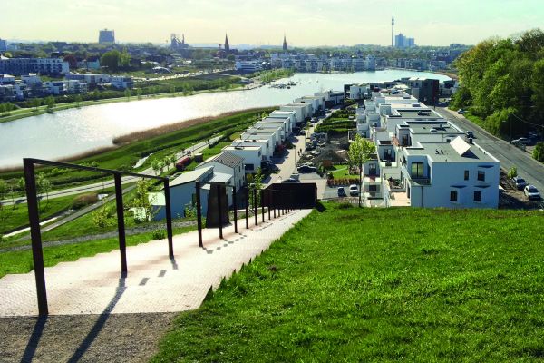 Blick auf den Phönixsee in Dortmund im Frühling