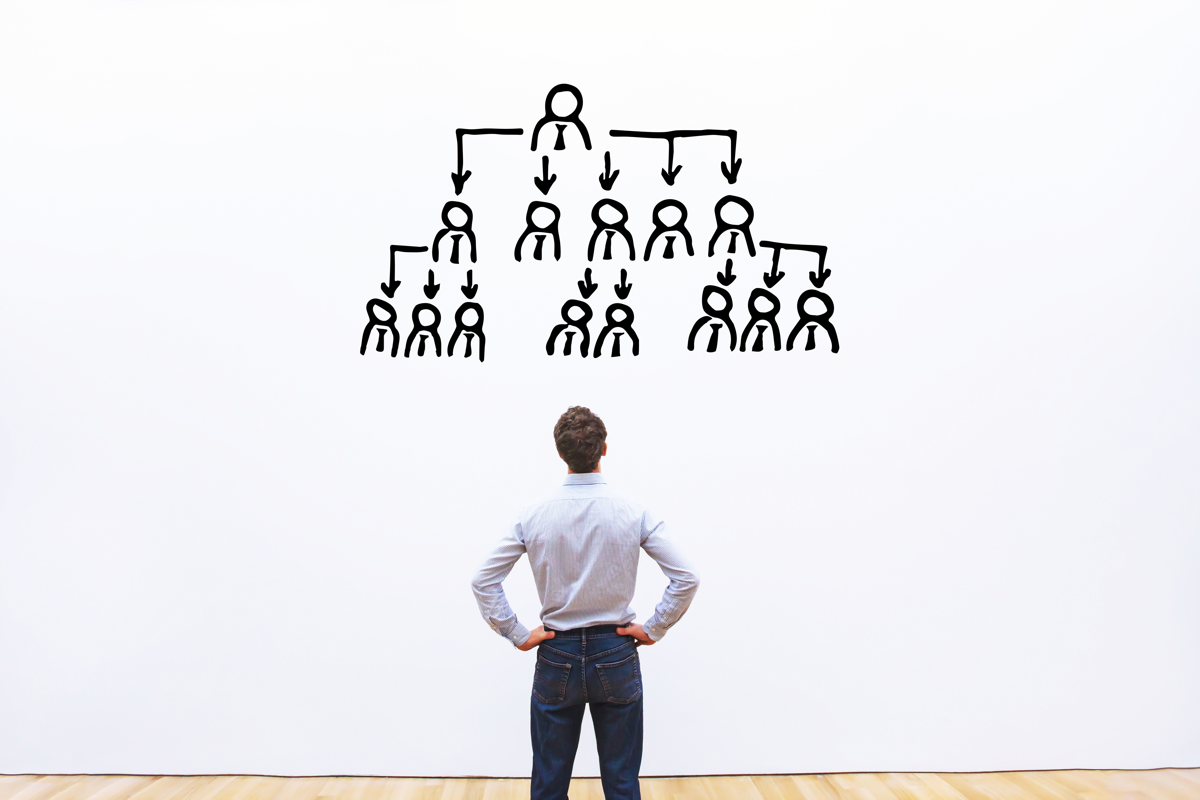 Mann vor Organigramm