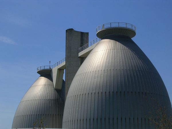 Zwei grosse Faulbehälter vor blauen Himmel