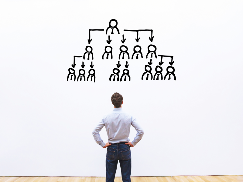 Mann vor Organigramm