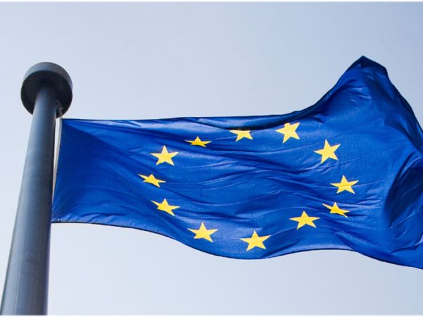 Europafahne gehisst, blau mit 12 gelben Sternen