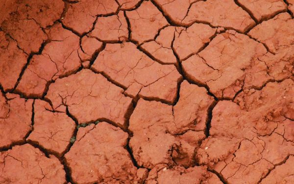 Ausgetrockneter, rissiger Boden