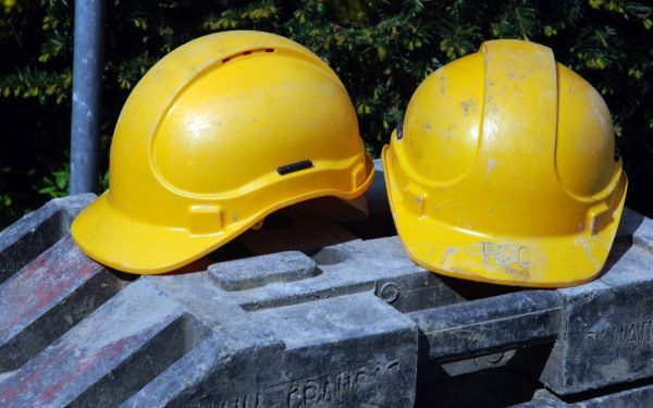 zwei Arbeitshelme, Schutzhelme