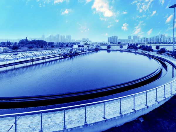 Moderne städtische Kläranlage