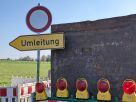 Baustellenabsicherung mit Umleitungsschild