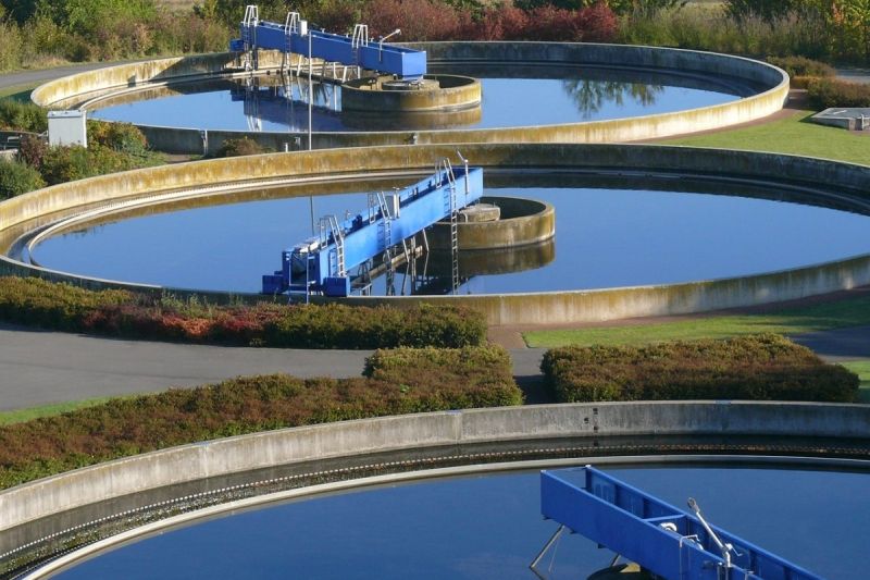 drei Klärbecken der Kläranlage Euskirchen von schräg oben