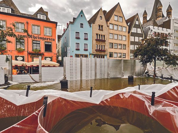 Hochwasserschutzpaneele vor der Kölner Altstadt