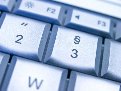 Ausschnitt einer Computer -Tastatur in hellgrau und hell-blau. Mit den Tasten der Zahlen 2 und 3 und dem Buchstaben W. Außerdem die Tasten F2 und F3.