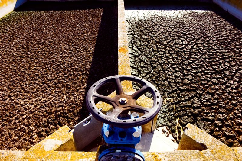 Kleine ländliche Abwasserreinigungsanlage mit 2 Becken für Sedimente/Ablagerungen.