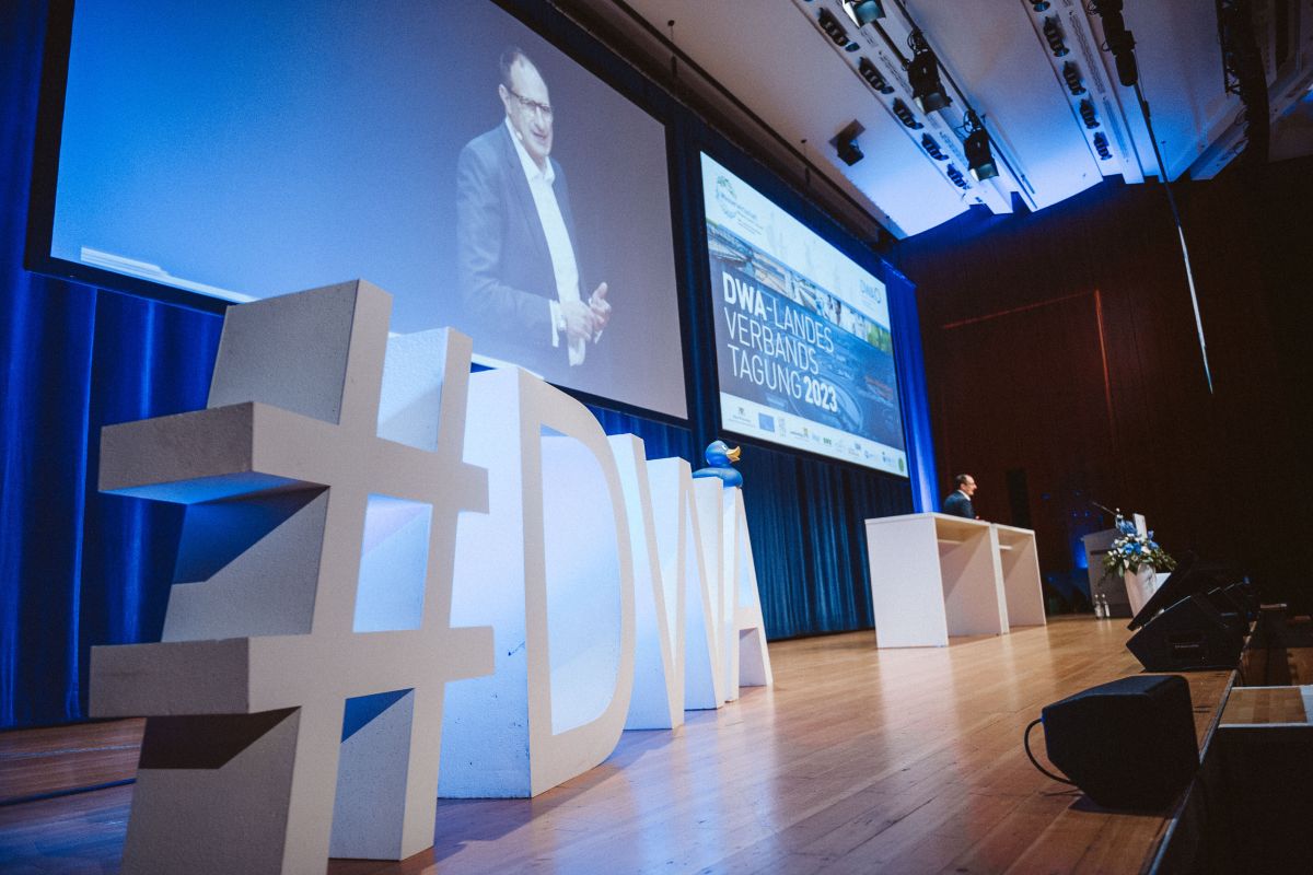 Herr Diehm auf der Bühne der Landesverbandstagung 2023 mit dem #DWA im Vordergrund
