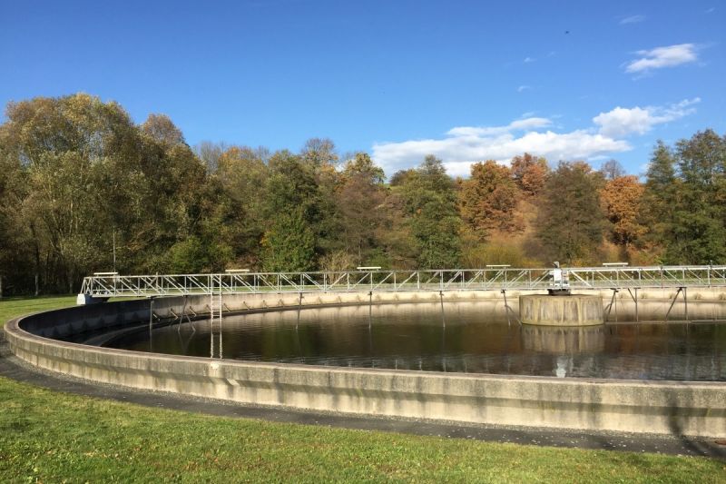 Herbststimmung mit Kläranlagenbecken und Räumer